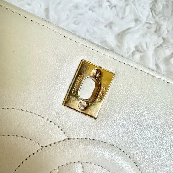 Chanel Vintage White Lambskin Full Flap Bag - Picture 10 of 13